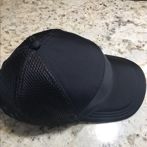 Lululemon “commissioner” hat in the color black